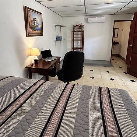 El Callejon Guest House Leon Exterior photo