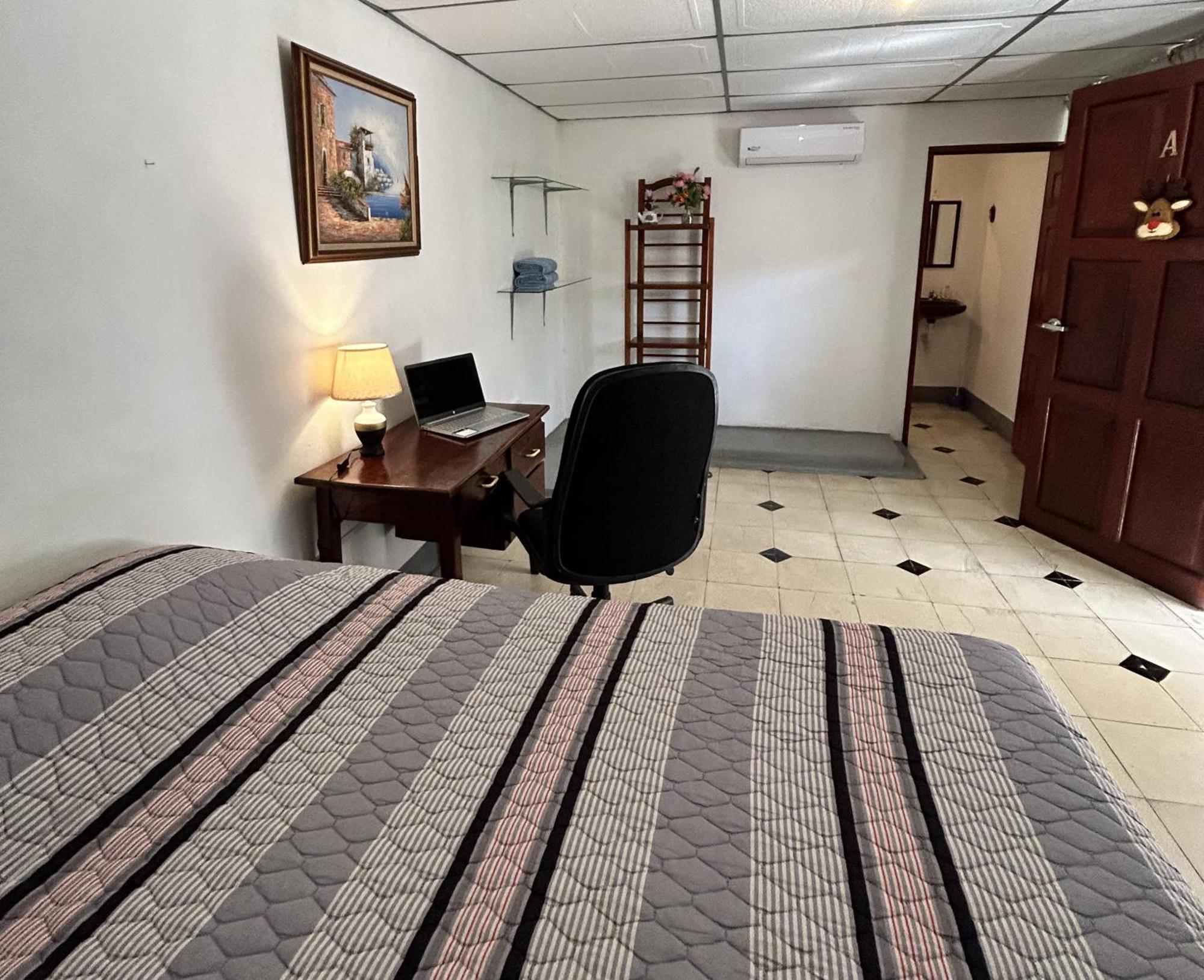 El Callejon Guest House Leon Exterior photo