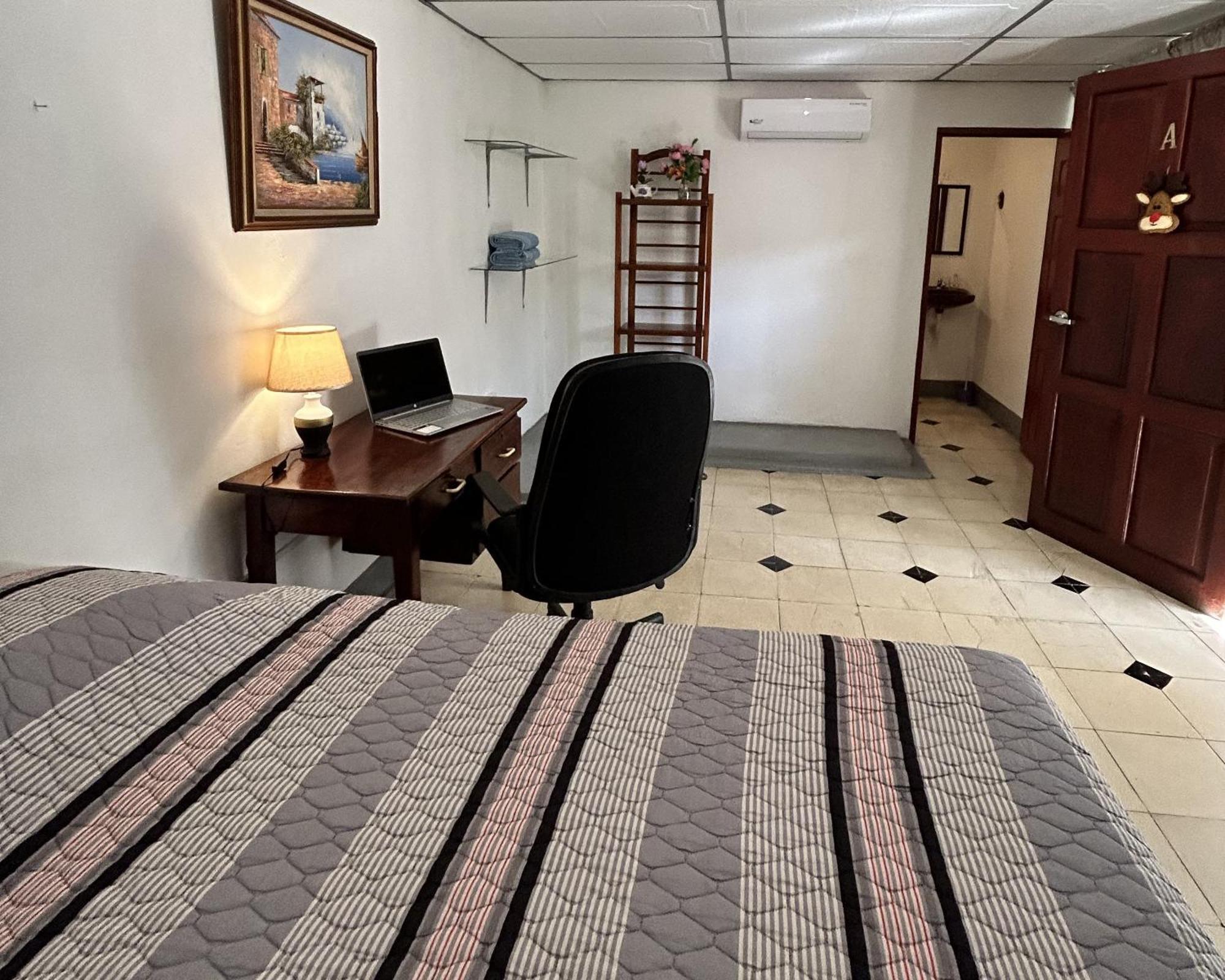 El Callejon Guest House Leon Exterior photo